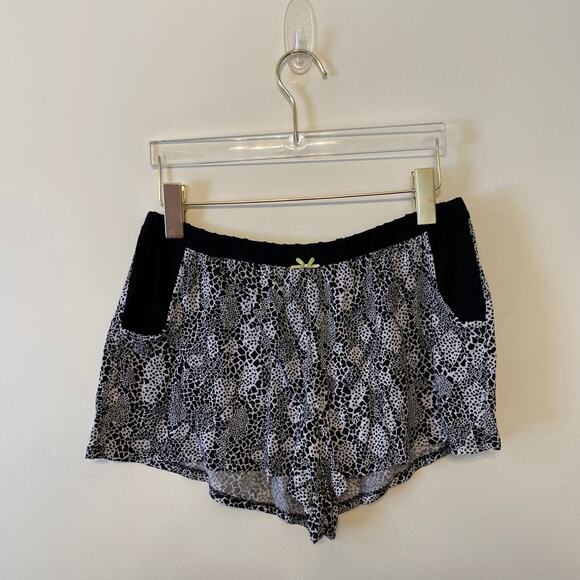 (2) Dillards Pajamas M shorts / S top AOP black white giraffe animal print - Picture 9 of 15